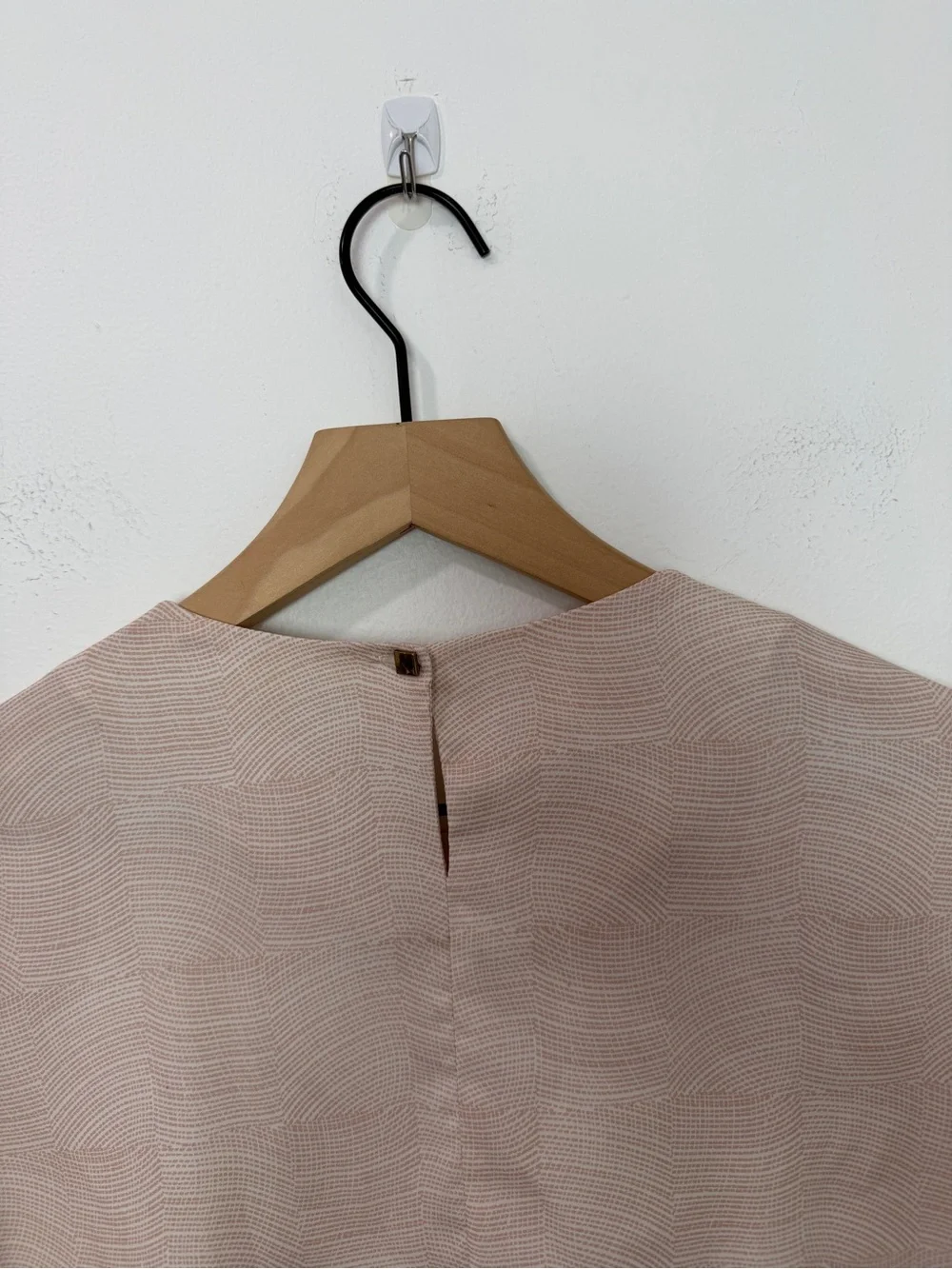 MM Lafleur Bourgeois Blouse Size Small Beige Drape Split Front Silky Line Print